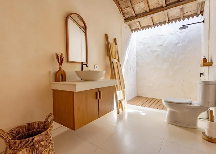 The Pink Joglo, A Cheerful 3bdr W/pool And Rice-field View. Dalung (Bali)