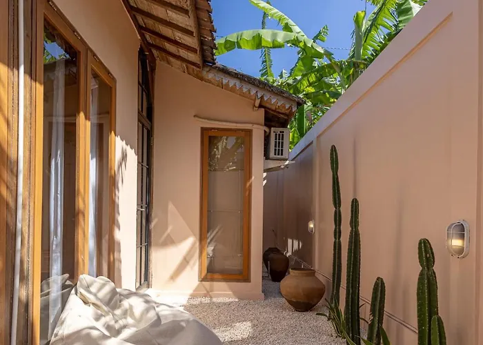 Villa The Pink Joglo, A Cheerful 3bdr W/pool And Rice-field View. Dalung (Bali)