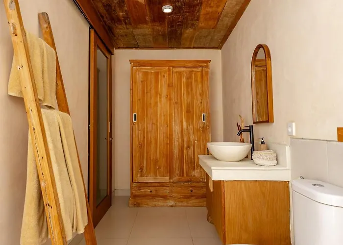 The Pink Joglo, A Cheerful 3bdr W/pool And Rice-field View. Villa