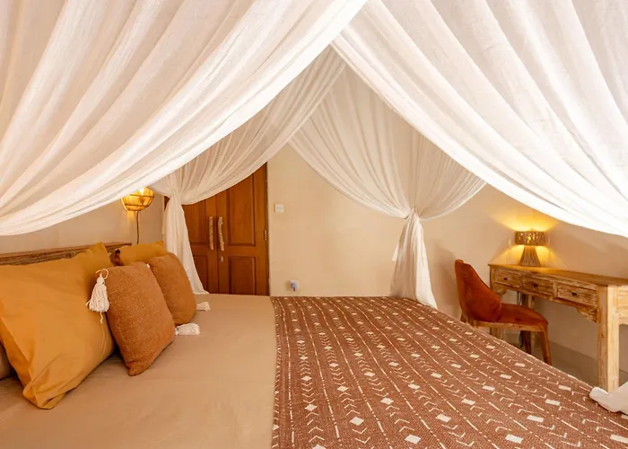 Villa The Pink Joglo, A Cheerful 3bdr W/pool And Rice-field View.
