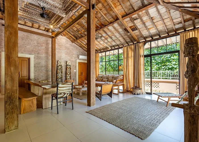 Villa The Pink Joglo, A Cheerful 3bdr W/pool And Rice-field View.